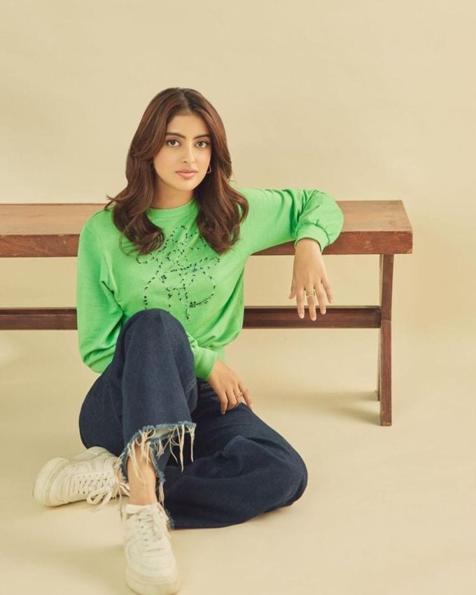 બોલિવૂડના મહાનાયક <a href="https://gujarati.indianexpress.com/about/amitabh-bachchan/" data-type="URL" data-id="https://gujarati.indianexpress.com/about/amitabh-bachchan/">અમિતાભ બચ્ચન</a> (Amitabh Bachchan) અને જયા બચ્ચન (Jaya Bachchan) ની પૌત્રી નવ્યા નવેલી નંદા (Navya Naveli Nanda) એ તેના કરિયર માટે અલગ માર્ગ પસંદ કર્યો છે. તેના પરિવારના સિનેમેટિક કરિયરને અનુસરવાને બદલે, નવ્યાએ એક ઉદ્યોગસાહસિક અને સામાજિક વકીલ તરીકેની સફર શરૂ કરી છે. 21 વર્ષની ઉંમર સુધીમાં પહેલાથી જ બિઝનેસની દુનિયામાં નોંધપાત્ર પ્રગતિ કરી હતી અને હવે તેણે પ્રતિષ્ઠિત ઇન્ડિયન ઇન્સ્ટિટ્યૂટ ઓફ મેનેજમેન્ટ (IIM) અમદાવાદમાંથી MBA કરવાનું શરૂ કર્યું છે. 