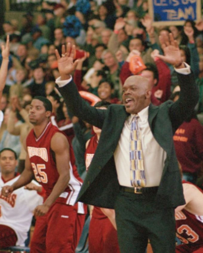 કોચ કાર્ટર : કોચ કાર્ટર રમતગમતના સામાનના સ્ટોરના માલિકે તેની જૂની હાઈસ્કૂલ માટે બાસ્કેટબોલ કોચની નોકરી સ્વીકારી હતી, જ્યાં તે ચેમ્પિયન રમતવીર હતો. તેના ખેલાડીઓના વલણથી નિરાશ થઈને, તે વસ્તુઓ બદલવા માટે બહાર નીકળે છે. 