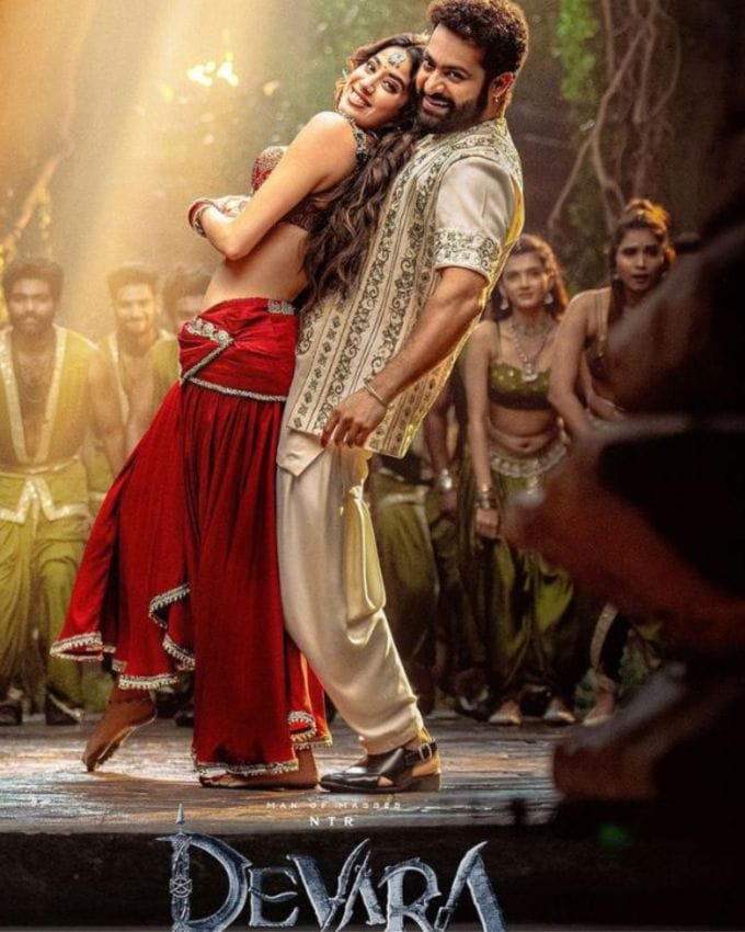 દેવારા (Devara) પાર્ટ 1 આ વિકેન્ડમાં બોક્સ ઓફિસના કેટલાક રેકોર્ડ તોડી શકે છે. બહુ-અપેક્ષિત એક્શન સ્પેક્ટેકલ ફિલ્મની ટિકિટો  27 સપ્ટેમ્બરના રિલીઝ પહેલા એડવાન્સ બુકિંગ માટે ઓપન થઇ ગઈ છે, અને પરિણામો ખૂબ જ પ્રોત્સાહક છે. ઈન્ડસ્ટ્રીના ટ્રેકર સેકનિલ્કના જણાવ્યા અનુસાર દેવારા વિશ્વભરમાં ₹ 100 કરોડથી વધુના ઓપનિંગના ટ્રેક પર છે.