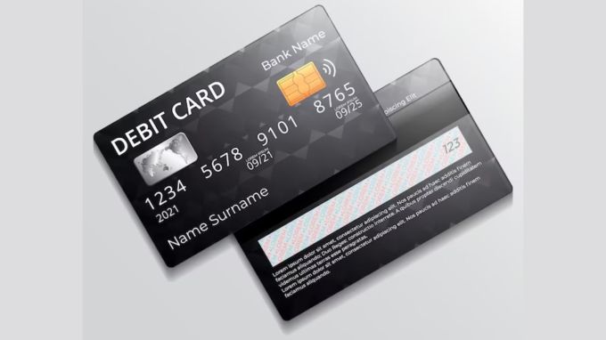 <strong>એટીએમ કાર્ડ પર મફત જીવન વીમા</strong><br>કોઇ પણ બેંકના એટીએમ કાર્ડનો 45 દિવસથી વધુ દિવસ સુધી ઉપયોગ કર્યો છે તો મફત જીવન વીમા સુવિધા ઉપલબ્ધ થઇ શકે છે. તેમાં અકસ્માત વીમો અને જીવન વીમો બંને સામેલ છે. એટીએમ કાર્ડધારક બંને સ્થિતિમાં ઇન્સ્યોરન્સ ક્લેમ કરી શકે છે. સૌથી મહત્વપૂર્ણ વાત એ છે કે, એટીએમ કાર્ડ પર ઈન્સ્યોરન્સ પોલિસી માટે બેંક તરફથી કોઇ મફત આપવામાં આવે છે. (Photo: Freepik)