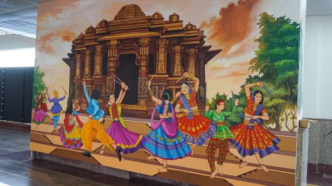 ગુજરાતના સમૃદ્ધ ઐતિહાસિક અને સાંસ્કૃતિક વારસો તેમજ સામાજિક અને પર્યાાવરણીય સુવિધાઓને દર્શાવવા માટે સ્ટેશનો પર કલાકૃતિઓ દોરવામાં આવી છે. (Express Photo By Bhupendra Rana)