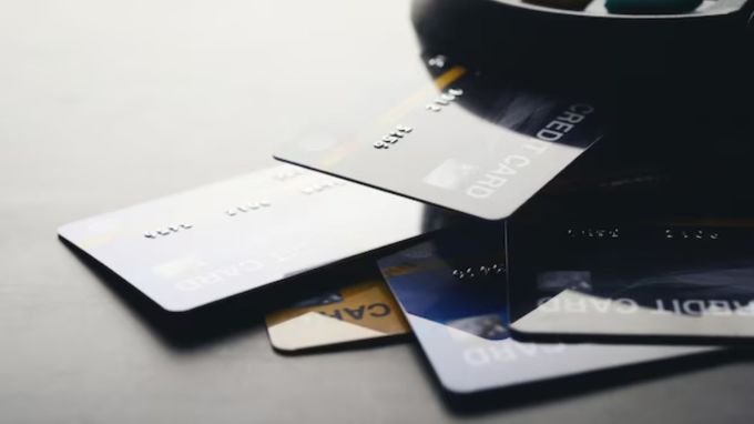 <strong>એસબીઆઈ એટીએમ કાર્ડ પર મફત વીમા કવચ</strong><br>એટીએમ કાર્ડની કેટેગરી અનુસાર જીવન વીમાની રકમ નક્કી થાય છે. એસબીઆઈ પોતાના ગોલ્ડ એટીએમ કાર્ડધારકને પર્સનલ એક્સિડેન્ટલ ઇન્સ્યોરન્સ કવર પર (Death On Non Air) 2 લાખ રૂપિયાનું વીમા કવચ ઉપલબ્ધ કરાવે છે. તો પ્રીમિયમ માસ્ટર કાર્ડધારકને 5 લાખ, એસબીઆઈ પ્રાઇડ (બિઝનેસ ડેબિટ કાર્ડ) પર 2 લાખ રૂપિયા, એસબીઆઈ પ્રીમિયમ (બિઝનેસ ડેબિટ કાર્ડ) પર 5 લાખ રૂપિયા અને એસબીઆઈ વીઝા સિગ્નેચર ડેબિટ કાર્ડ પર 10 લાખ રૂપિયાનું ઇન્સ્યોરન્સ કવર મળે છે. તો પર્સનલ એર એક્સિડેન્ટલ ઇન્સ્યોરન્સ કવર પર ઉપરોક્ત કરતા ઇન્સ્યોરન્સ કવર બમણું થઇ જાય છે. તમામ સરકારી અને ખાનગી બેંક તેના ડેબિટ કાર્ડ - એટીએમ કાર્ડ પર અલગ અલગ જીવન વીમા પોલિસી આપે છે. (Photo: Freepik)