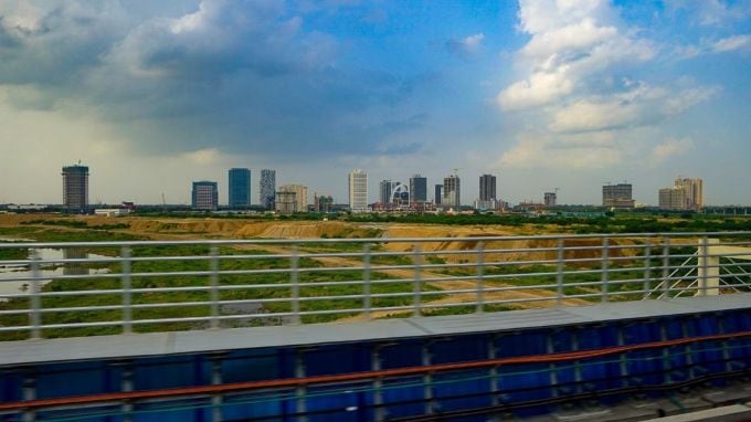 આ રૂટમાં અમદાવાદ અને ગાંધીનગરના મહત્વના સ્થળો જેમ કે, જીએનએલયુ, પીડીઇયુ, ગિફ્ટ સિટી, રાયસણ, રાંદેસણ, ધોલાકુઆ સર્કલ, ઇન્ફોસિટી તેમજ સેક્ટર 1ના વિસ્તારને આવરી લેવાશે. (Express Photo By Bhupendra Rana)