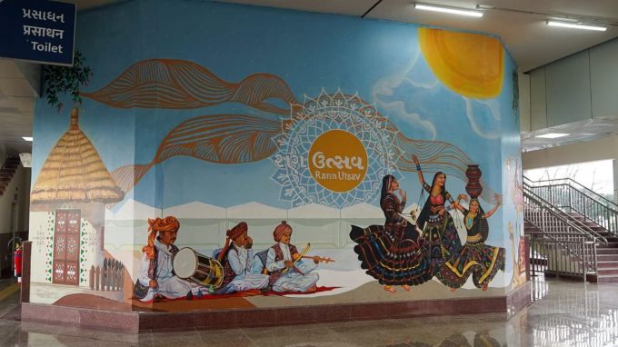 મુસાફરોની સલામતી માટે ઈમરજન્સી ટેલિફોન, પબ્લિક એડ્રેસ સિસ્ટમ , પેસેન્જર્સ ઇન્ફોર્મેશન ડિસ્પ્લે સિસ્ટમ વગેરે સુવિધાઓ પૂરી પાડવામાં આવેલી છે. દિવ્યાંગ વ્યક્તિ પણ મેટ્રોની સુવિધાનો લાભ લઈ શકે તે માટે રેમ્પ અને વ્હીલચેરની સુવિધા પણ કરવામાં આવી છે. (Express Photo By Bhupendra Rana)