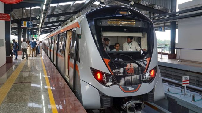 Ahmedabad-Gandhinagar Metro, અમદાવાદ ગાંધીનગર મેટ્રો : અમદાવાદથી ગાંધીનગર મેટ્રો સેવા ગણતરીના દિવસોમાં શરૂ થવા જઈ રહી છે. પીએમ નરેન્દ્ર મોદી 16 સપ્ટેમ્બરે મેટ્રો ના બીજા ફેજનો સેક્ટર-1થી શુભારંભ કરાવશે. (Express Photo By Bhupendra Rana)