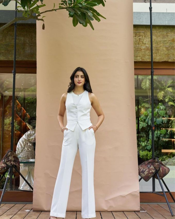 તેની અંગત સંપત્તિની વાત કરીયે તો વ્યવસાયિક સાહસો અને બ્રાન્ડ એન્ડોર્સમેન્ટને જોડીને નવ્યા નંદાની અંદાજિત નેટવર્થ ₹ 16.58 કરોડ છે. આ આંકડો તેના સફળ સાહસો અને તેના વિવિધ વ્યવસાય અને સામાજિક પહેલ દ્વારા સંચિત કરેલી સંપત્તિને પ્રતિબિંબિત કરે છે.