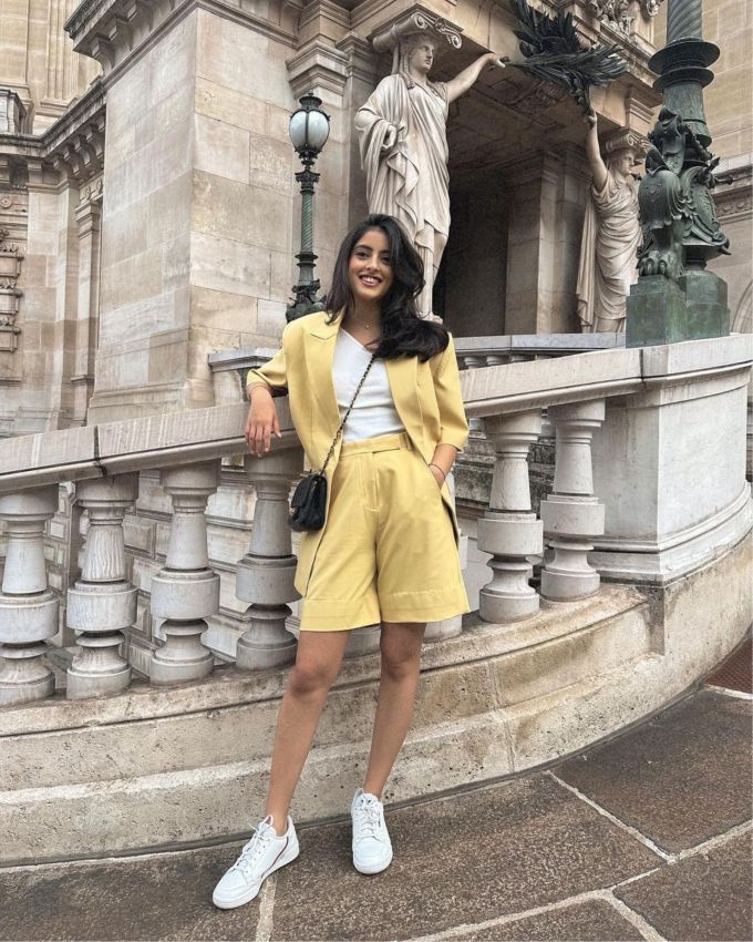 26 વર્ષની ઉંમરે નવ્યા નંદાએ IIM અમદાવાદના બ્લેન્ડેડ પોસ્ટ ગ્રેજ્યુએટ પ્રોગ્રામ (BPGP)માં સ્થાન મેળવ્યું છે, જે કામ કરતા વ્યાવસાયિકો માટે રચાયેલ એક યુનિક ઑનલાઇન MBA છે. BPGP MBA ઓન-કેમ્પસ સેશન સાથે ઓનલાઈન લર્નિંગને જોડે છે, જે વિદ્યાર્થીઓને તેમની બિઝનેસ પ્રવૃત્તિઓ ચાલુ રાખીને તેમની બિઝનેસ સ્કિલને વધારવાની મંજૂરી આપે છે. નવ્યાની તાજેતરની ઇન્સ્ટાગ્રામ પોસ્ટ્સે કાર્યક્રમમાં તેની સ્વીકૃતિની ઉજવણી કરી હતી, જેમાં તેણે પ્રવેશ પરીક્ષામાં મદદ કરવા બદલ તેના શિક્ષક પ્રત્યેનો ઉત્સાહ અને કૃતજ્ઞતા દર્શાવે છે.