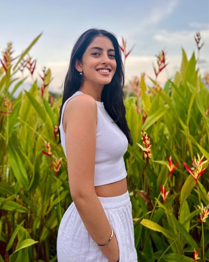 નવ્યા નંદાની સાહસિકતાની ભાવના તેના પરિવારના બિઝનેસથી આગળ વધી છે. તે આરા હેલ્થની કો ફાઉન્ડર છે , એક મહિલા-કેન્દ્રિત આરોગ્ય ટેક કંપની જે ભારતમાં મહિલાઓ માટે વૈજ્ઞાનિક રીતે સમર્થિત છે, સસ્તું હેલ્થકેર સોલ્યુશન  પ્રદાન કરવા માટે સમર્પિત છે . આ ઉપરાંત તે પ્રોજેક્ટ નવેલીની સ્થાપક છે, જે એક NGO છે જેનો હેતુ શિક્ષણ, આર્થિક સ્વતંત્રતા અને ઘરેલું હિંસાનો ભોગ બનેલા લોકો માટે સહાયતા દ્વારા લિંગ અસમાનતા સામે લડવાનો છે.