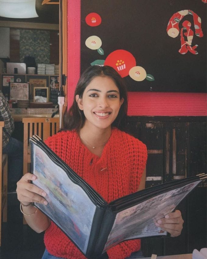 મીડિયા અને મનોરંજન ક્ષેત્રે, નવ્યા તેના લોકપ્રિય પોડકાસ્ટ વોટ ધ હેલ નવ્યા માટે જાણીતી છે. પોડકાસ્ટમાં તેની માતા શ્વેતા બચ્ચન અને દાદી જયા બચ્ચન સાથે વિવિધ વિષયો પર આકર્ષક ચર્ચાઓ દર્શાવવામાં આવી છે, જે શ્રોતાઓમાં લોકપ્રિય બન્યું છે.