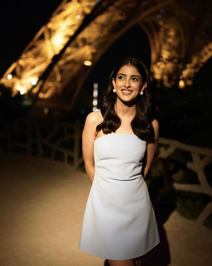 નવ્યા નંદાની લાઇફસ્ટાઇલ તેની સમૃદ્ધ લાઇફસ્ટાઇલને પ્રતિબિંબિત કરે છે. નવેમ્બર 2023 માં તેના દાદા દાદી, અમિતાભ અને જયા બચ્ચને, નવ્યાની માતા, શ્વેતા બચ્ચનને ₹ 50 કરોડની કિંમતની તેમની વૈભવી જુહુ હવેલી, પ્રતિક્ષા ટ્રાન્સફર કરી. આ 17,000 ચોરસ ફૂટની મિલકત, જેમાં ₹  50.7 લાખની સ્ટેમ્પ ડ્યુટી હતી, તે આખરે નવ્યા અને તેના ભાઈ અગસ્ત્ય નંદાને વારસામાં મળશે. આ ઉપરાંત, નવ્યાને તેના પિતા નિખિલ નંદા પાસેથી દિલ્હી અને અન્ય શહેરોમાં ઘણી અન્ય મિલકતો વારસામાં મળવાની અપેક્ષા છે.