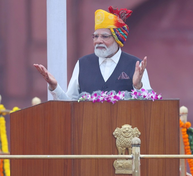 <strong>પીએમ મોદી ભોજનમાં શું જમે છે</strong><br>વડાપ્રધાન નરેન્દ્ર મોદી શાકાહારી ભોજનને પ્રાથમિકતા આપે છે. તેમને ગુજરાતી ભોજન ખૂબ જ ગમે છે. પીએમ મોદી દાળ, ભાત અને ખીચડી જમવાનું વધારે પસંદ કરે છે. આ સાથે તેઓ સાંજે 6 વાગ્યા પહેલા ભોજન કરી લે છે અને ત્યાર પછી કંઈપણ ખાતા નથી. (Photo: PMO)