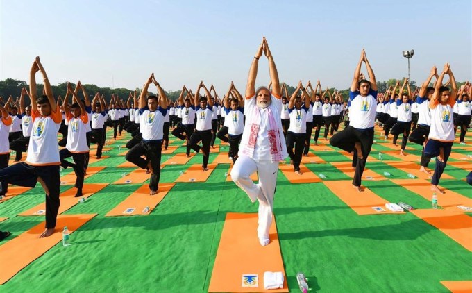 <strong><strong>પીએમ મોદી આ યોગ કરે છે</strong><br></strong>વડાપ્રધાન નરેન્દ્ર મોદી સૂર્ય નમસ્કાર, પ્રાણાયામ, વજ્રાસન, સેતુબંધાસન, ભુજંગાસન અને ઉત્તાનપાડાસન જેવી યોગ એક્સરસાઇઝ કરે છે. પીએમ મોદીની દિનચર્યા થી કેન્દ્રીય મંત્રી એલ. મુરુગન ખૂબ જ પ્રભાવિત છે. એકવાર તેમના એક ઈન્ટરવ્યુ દરમિયાન તેમણે કહ્યું હતું કે વડાપ્રધાન નરેન્દ્ર મોદી કેટલા સમયે સૂઈ જાય છે અને સાંજે કેટલા વાગ્યા પછી તેઓ કંઈ ખાતા નથી. (Photo: PMO)