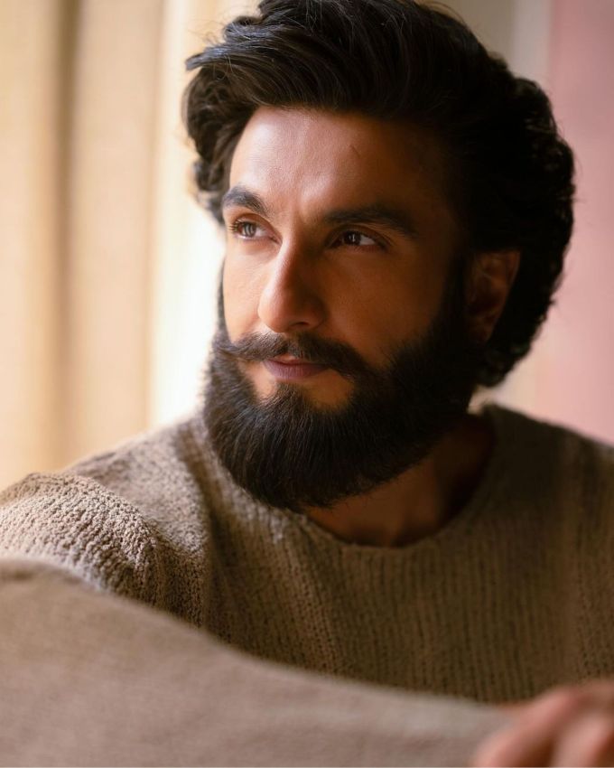 એકટ્રેસ આલિયા જવાબ આપે તે પહેલાં જ રણવીરે તેને અટકાવીને તેનું નામ લેવાનું સૂચન કર્યું હતું. તેને એક અઘરો પ્રશ્ન ગણાવતા અભિનેત્રીએ શરૂઆતમાં રણવીરનો ઉલ્લેખ કર્યો અને કહ્યું કે તેમની કેમેસ્ટ્રી સારી છે. ત્યારે આલિયાએ પોતાનો જવાબ બદલ્યો અને કહ્યું, 'વરિયા (વરુણ અને આલિયા)ના ચાહકો ખૂબ જ નિરાશ હશે. વરુણ અને મારી વચ્ચે શ્રેષ્ઠ કેમેસ્ટ્રી છે. વરુણ સાથે તેની કેમેસ્ટ્રી ઘણી સારી છે. આના પર રણવીરે આલિયાને ટોણો માર્યો અને કહ્યું કે 'મિત્રના નામ પર કલંક' છે.