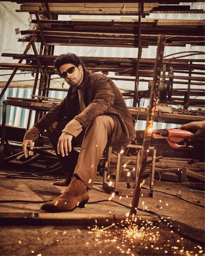 તેના આઈડલ્સને મળવા વિશે વાત કરતા સિદ્ધાંત શેર કરે છે કે જ્યારે તેમને અમિતાભ બચ્ચન તરફથી એક પત્ર મળ્યો ત્યારે તે પણ ખૂબ જ સ્પર્શી ગયો હતો , જેમાં ગલી બોય પછીના તેના અભિનયની પ્રશંસા કરવામાં આવી હતી. તે શેર કરે છે, 'બચ્ચન સાહેબે મને ગલી બોય પછી એક પત્ર મોકલ્યો હતો. તે મારા માટે પણ ખૂબ જ ખાસ હતું.