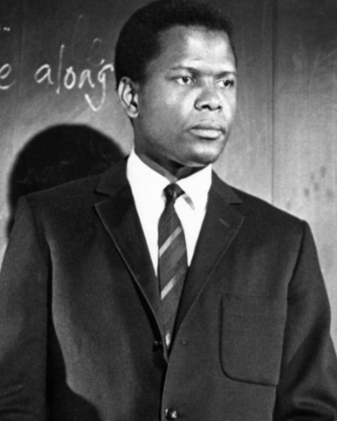 ટુ સર વિથ લવ : માર્ક જે એક કામ વગરનો ઈજનેર છે,  લંડનના ઈસ્ટ એન્ડમાં હાઈસ્કૂલમાં શિક્ષણની નોકરી કરે છે. તોફાની વિદ્યાર્થીઓથી પ્રભાવિત થયા વિના, માર્ક વર્ગમાં તેની પોતાની બ્રાન્ડની શિસ્તનો અમલ કરે છે. 