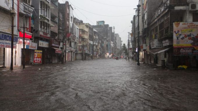 Vadodara Rain : વડોદરા શહેરમાં ફરી એક વખત ધોધમાર ધોધમાર વરસાદ શરૂ થયો છે. વરસાદના કારણે ઘણા વિસ્તારોમાં પાણી ભરાઇ ગયા છે. સ્ટેટ ઇમરજન્સી ઓપરેશન સેન્ટર, ગાંધીનગરના ડેટા પર નજર કરીએ તો રવિવારને 29 સપ્ટેમ્બરના રોજ સવારના 6 થી સાંજના 4 વાગ્યા સુધીમાં વડોદરામાં 3.31 ઇંચ વરસાદ વરસ્યો છે. (Express Photo By Bhupendra Rana)