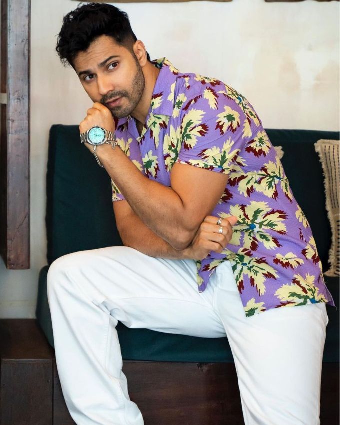 કોફી વિથ કરણમાં કરણ જોહર સાથેની વાતચીત દરમિયાન રણવીર સિંહ અને વરુણ ધવન વચ્ચે મનપસંદ કો-સ્ટાર કોણ છે તે અંગે પૂછવામાં આવ્યું હતું <a href="https://gujarati.indianexpress.com/entertainment/alia-bhatt-birthday-special-life-story-buiness-daughter-age-instagram-mb/263545/" data-type="URL" data-id="https://gujarati.indianexpress.com/entertainment/alia-bhatt-birthday-special-life-story-buiness-daughter-age-instagram-mb/263545/">આલિયા ભટ્ટ</a>એ તેના પર એક્ટ્રેસે ફની જવાબ આપ્યો, જેના માટે તેના ફેન્સ પણ એક્ટ્રેસના ખૂબ વખાણ કરતા જોવા મળી રહ્યા છે.