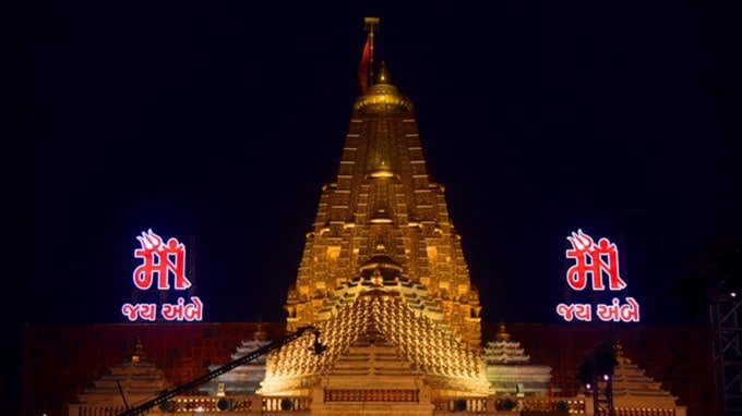 આજે 13 સપ્ટેમ્બર 2024 શુક્રવારે ભાદરવી પૂનમનો બીજો દિવસ છે. સતત બીજા દિવસે પણ અંબાજી મંદિરમાં માતાના ભક્તો, શ્રદ્ધાળુઓ આવી રહ્યા છે. માતાજીના મંદિરનો ચોક ભક્તોથી ઊભરાઈ રહ્યો છે. (photo - X @TempleAmbaji)