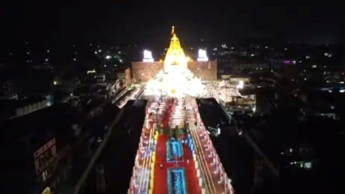 Ambaji bhadarvi Poonam day 2 : ઉત્તર ગુજરાતના સીમાડે આવેલા શક્તિપીઠ એવા અંબાજીમાં ભાદરવી મેળો શરુ થઈ ગયો છે. આજે 13 સપ્ટેમ્બર 2024, શુક્રવારે ભાદરવી પૂનમના મેળાનો બીજો દિવસ છે. મેળાના પહેલા દિવસે આશરે બે લાખથી વધારે ભક્તોએ જગતજનની માતા અંબેના દર્શન કરીને પાવન થયા હતા. (photo - X @TempleAmbaji)