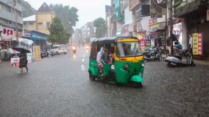 આ સિવાય શહેરમાં નવાબજાર, રાવપુરા, દાંડિયા બજાર, ચાર દરવાજા વિસ્તારમાં ભારે વરસાદના કારણે પાણી ભરાયા છે. શહેરના નિચાણવાળા વિસ્તારોમાં પણ વરસાદી પાણી ભરાવાની શરુઆત થઈ ગઈ છે. (Express Photo By Bhupendra Rana)
