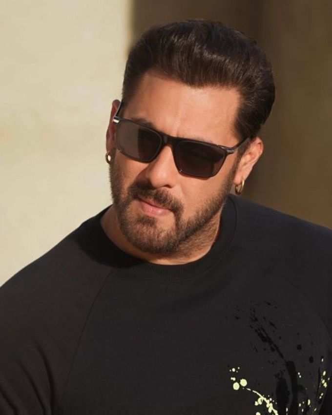 સિદ્ધાંતે યાદ કરે છે કે, 'જ્યારે સલમાન ખાનના વખાણથી તે રડી પડ્યો હતો. તે બિગ બોસ દરમિયાન હતું, જ્યારે સિદ્ધાંત તેની ફિલ્મ બંટી ઔર બબલી 2 નું પ્રમોશન કરી રહ્યો હતો. તે સ્ટેજ પર ગયો કે તરત જ તે રડવા લાગ્યો હતો. તેણે શેર કર્યું, “હું સ્ટેજ પર ગયો અને હું રડવા લાગ્યો કારણ કે સ્ટેજ પર જતા પહેલા <a href="https://gujarati.indianexpress.com/about/salman-khan/" data-type="URL" data-id="https://gujarati.indianexpress.com/about/salman-khan/">સલમાન ખાને</a> મારા કામના વખાણ કર્યા હતા. એક સમયે, તે મને સીધું પણ કહી સકતા હતા. તે રાની મુખર્જીને કહી રહ્યો હતો કે તે જીવનમાં આગળ વધશે. તેથી તે વસ્તુ મને ખરેખર સ્પર્શી ગઈ હતી.'