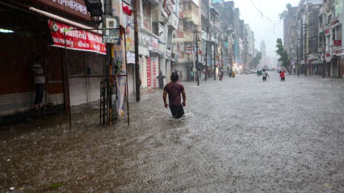 વડોદરામાં ભઆરે વરસાદના કારણે પાણી ભરાયા હતા. (Express Photo By Bhupendra Rana)