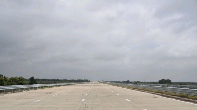 અમદાવાદ-વડોદરા એક્સપ્રેસ વે હાલમાં ચાર લેનનો છે. જો કે, તે દેશના સૌથી વ્યસ્ત હાઇવેમાંથી એક છે. તેથી આ પ્રોજેક્ટને છ લેન સુધી વિસ્તારવાની યોજના છે. આ એક્સપ્રેસ વે નેશનલ હાઈવે ઓથોરિટી ઓફ ઈન્ડિયા (NHAI) દ્વારા જાળવવામાં આવે છે. (તસવીર : NHAI)