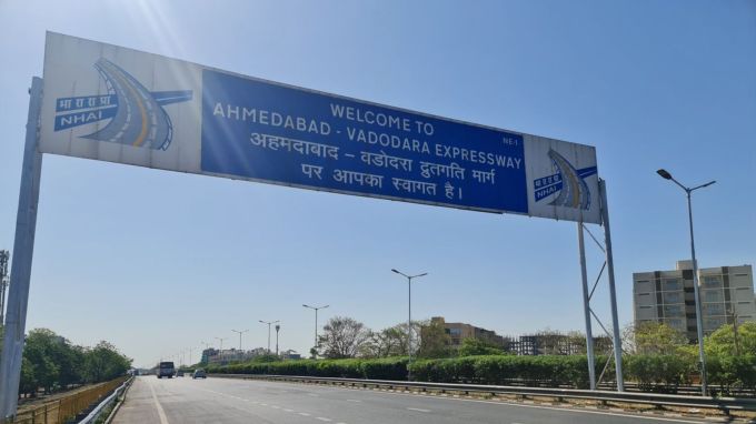તમને જણાવી દઈએ કે, અમદાવાદ-વડોદરા એક્સપ્રેસ વે પર માત્ર ફોર-વ્હીલરને જ મંજૂરી છે, પરંતુ અહીં બાઇક ચલાવવાની મંજૂરી નથી. અહીં ફોર લેન એક્સપ્રેસ વેની સ્પીડ લિમિટ 100 કિમી પ્રતિ કલાક છે. (તસવીર : @nitin_gadkari)