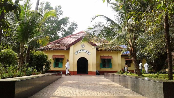 <strong>આનંદાશ્રમ</strong> (<strong>Anandashram trip, kerala</strong>)<br>દક્ષિણનું સ્વર્ગ કહેવાતા કેરળનું કુદરતી સૌંદર્ય મન મોહી લે તેવું હોય છે. કેરળમાં ફરવા લાયક ઘણા સ્થળો છે. તમે કેરળના Kanhangad સ્થિત આનંદાશ્રમમાં મફતમાં રોકાણ શકો છો. અહીં રોકાણ તમે આસપાસના પ્રખ્યાત જોવાલાયક સ્થળોની મુલાકાત લઇ શકો છો.(Photo: Wikipedia)