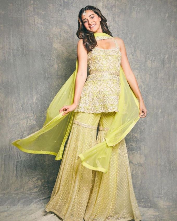 અનન્યા પાંડે : <a href="https://gujarati.indianexpress.com/about/ananya-panday/" data-type="URL" data-id="https://gujarati.indianexpress.com/about/ananya-panday/">અનન્યા પાંડે </a>અદભૂત ગ્રીન શરારા સેટમાં ફેસ્ટિવલ વાઈબ્સ આપે છે. જે દિવાળીની ઉજવણી માટે યોગ્ય પસંદગી છે. આઉટફિટમાં જટિલ એમ્બ્રોડરી કામ અને ફ્લોરલ-પેટર્ન વાળા ટોપ, ફ્લાય શરારા પેન્ટ સાથે પેર કરી હતી જેથી ગ્રેસનો સ્પર્શ ઉમેરાયો છે. દેશી લુકને કંપ્લીટ કરવા માટે અભિનેત્રીએ મેળ ખાતા ગ્રીન દુપટ્ટા પસંદ કર્યો છે, જે ફેસ્ટિવલની અનુભૂતિમાં વધારો કરે છે. 