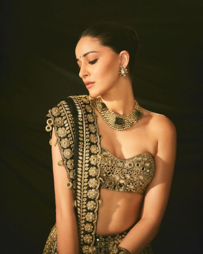 <strong>અનન્યા પાંડે એક્સેસરીઝ </strong>: આઉટફિટ અને જ્વેલરી પર ફોકસ રાખવા માટે અનન્યા ક્લાસિક અને ટ્રેન્ડી હેરસ્ટાઈલ પસંદ કરી છે. તેણે બન હેરસ્ટાઇલથી લુકને એલિગન્ટ ટચ આપવાની ટ્રાય કરી છે. બોલ્ડ છતાં અદભૂત ગ્લેમ માટે અભિનેત્રીએ આઈશેડો, કાજલ, ન્યૂડ લિપસ્ટિક અને ચળકતા ગાલ સાથે લુક કંપ્લીટ કર્યો છે.ત્યારબાદ લુકને કંપ્લીટ કરવા માટે તેણે એક કાળી બિંદીની ટચ આપીને લુકને પરફેક્ટ બનાવાની ટ્રાય કરી છે, આ લુક ફેસ્ટિવલ અને લગ્ન પ્રસંગ માટે પરફેક્ટ છે.