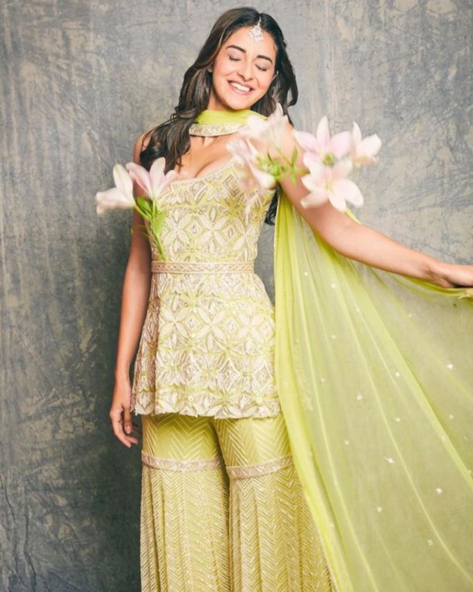 અનન્યા પાંડે જવેલરી : અનન્યા પાંડેએ તેના આઉટફિટને પૂરક બનાવવા માટે અનન્યા પાંડેએ મિનિમલિસ્ટ સિલ્વર માંગ ટીક્કા પસંદ કર્યો છે જેમાં માત્ર યોગ્ય માત્રામાં સ્પાર્કલ ઉમેર્યું છે. તેણે તેના વાળને થોડી નાજુક વેણી વડે સ્ટાઈલ કર્યા છે  તેને સિમ્પલ છતાં સ્ટાઇલિશ હેરસ્ટાઇલ બનાવી છે. જો તમે પણ સેલેબ એનર્જીને ચેનલ કરવા માંગો છો, તો આ આઉટફિટ  તમારા માટે પરફેક્ટ  છે. તમે તેને બંગડીઓ, બિંદી અને વીંટી સાથે વધુ એક્સેસરીઝ પણ કરી શકો છો.