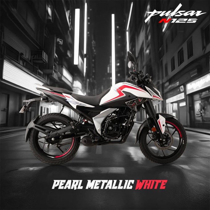 <strong>Bajaj Pulsar N125 : બજાજ પલ્સર નંબર 125 ડિઝાઇન લૂક</strong><br>બજાર પલ્સર એન125ના લુક વિશે વાત કરીયે તો એન125 પલ્સર એન રેન્જ જેવી જ ડિઝાઇન ધરાવે છે, જેમાં વી શેપર્ડ એલઇડી ક્લસ્ટર, વિસ્તૃત ટેન્ક શ્રાઉડ સાથે મસ્કુલર ફ્યૂઅલ ટેન્ક અને ફોક્સ કાર્બન ફાઇબર બોડી પેનલ્સના પ્રતાપે સ્ટાઇલિશ લુક ધરાવે છે. અન્ય વિઝ્યુઅલ હાઇલાઇટ્સમાં સ્પ્લિટ સીટ, સિગ્નેચર સ્પ્લિટ હેડલેમ્પ્સ, અંડરબેલી એક્ઝોસ્ટ અને રિયર ટાયરના વિશાળર્સનો સમાવેશ થાય છે. (Photo: @_bajaj_auto_ltd)