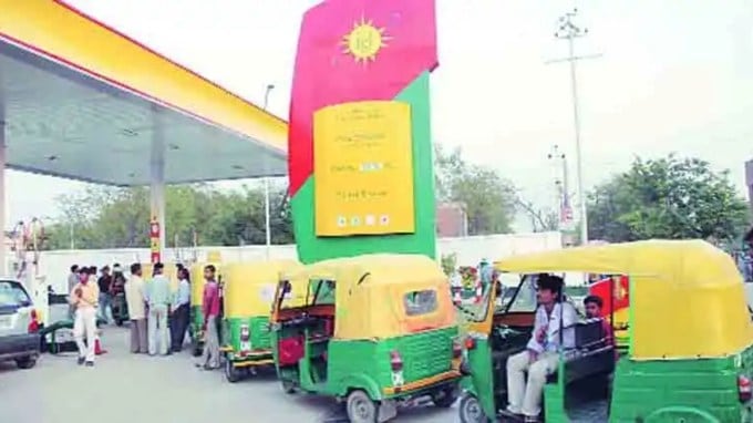 <strong>CNG-PNG ના ભાવ:</strong> હવે જેમ એલપીજી સિલિન્ડરના ભાવમાં દર મહિને સંશોધન જોવા મળે છે, તે પ્રકારે જ તેલ માર્કેટિંગ કંપનીઓ દર મહિનાની પહેલી તારીખે સીએનજી-પીએનજીની સાથે-સાતે એર ટર્બાઈન ફ્યુલના ભાવમાં પણ ફેરબદલ કરે છે. ગત કેટલાક મહિનાઓથી સતત જોવા મળ્યું છે કે, હવાઈ ઈંધણના ભાવમાં ઘટાડો જોવા મળ્યો છે. આવામાં આ વખતે પણ તહેવારની સિઝનમાં એવી આશા છે. આમ સીએનજી અને પીએનજીના ભાવમાં પણ ફેરબદલ થઇ શકે છે. (Express Photo)