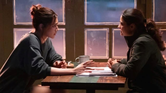 <strong>Do Patti<br></strong>જો તમને ઈમોશનલ અને ડ્રામાથી ભરપૂર કહાનીઓ પસંદ હોય તો 'દો પત્તી' તમારી યાદીમાં હોવી જોઈએ. આ ફિલ્મ નેટફ્લિક્સ પર 25 ઓક્ટોબરે રિલીઝ થઈ રહી છે.