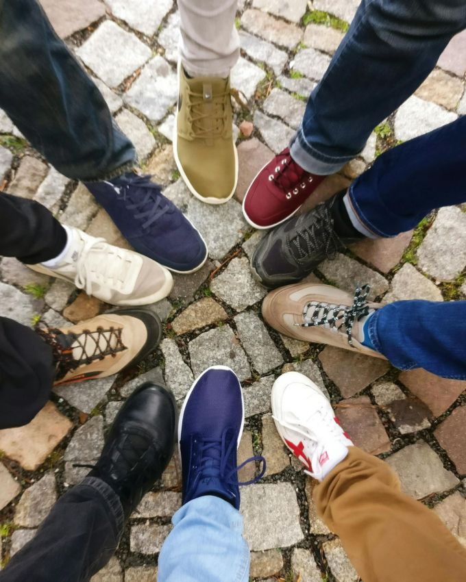 <strong>સ્ટાઇલિશ ફૂટવેર પસંદ કરો</strong> : તમારા પગને સુંદર દેખાડવા માટે માત્ર તેની કાળજી લેવી જ નહીં પરંતુ યોગ્ય ફૂટવેરની પસંદગી કરવી પણ ખૂબ જ જરૂરી છે. તમારા દેખાવને મેચ કરવા માટે સ્ટાઇલિશ હીલ્સ અથવા સેન્ડલ પહેરો જે તમારા પગને વધુ આકર્ષક બનાવશે.