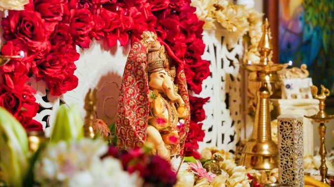 <strong>પૂજા પાઠ ન કરવા</strong><br>પંડિત ધીરેન્દ્ર શાસ્ત્રીનું કહેવું છે કે જે ઘરમાં પૂજા નિયમિત રીતે નથી થતી ત્યાં દેવી લક્ષ્મી ક્યારેય નથી આવતી. આવા ઘરમાં માતા લક્ષ્મી ક્યારેય આવતા નથી. એવું માનવામાં આવે છે કે જ્યાં નિયમિત પૂજા કરવામાં આવે છે, ત્યાં ધનની દેવીનું આગમન થાય છે. (Photo: Canva)