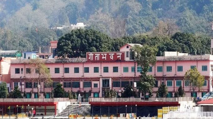 <strong>ગીતા ભવન, હરિદ્વાર  (Geeta Bhawan, Rishikesh)</strong><br>હરિદ્વાર અને ઋશિકેશ પ્રખ્યાત તીર્થધામ છે. લાખો કરોડો લોકો દર વર્ષે હરિદ્વાર ફરવા આવે છે. હરિદ્વારમાં ઘણા દર્શનિય મંદિર છે. તો ઋષિકેશમાં પ્રવાસીઓ ગંગા નદીમાં રિવરક્રાફટિંગ અને બેટિંગની મજા માણે છે. જો તમે હરિદ્વાર ફરવા જવાના હોય તો ગીતા ભવન રોકાવા માટે સૌથી શ્રેષ્ઠ સ્થળ છે. ગંગા નદી કિનારે આવેલા ગીતા ભવનમાં મુલાકાતીઓ માટે રોકાવાની અને ખાવાની મફત સુવિધા ઉપલબ્ધ છે. (Photo: Social Media)