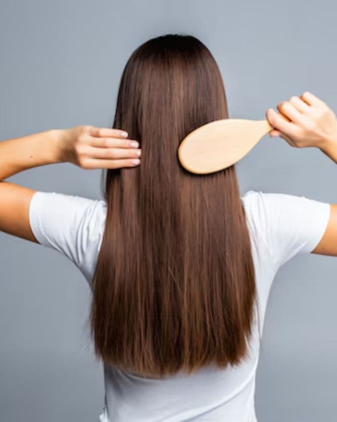 <strong>સ્ટાઇલ પ્રોડક્ટસનો ઉપયોગ ઓછો કરો</strong> : જો તમારે ડેન્ડ્રફથી છુટકારો મેળવવો હોય તો તમારે સ્ટાઇલિંગ પ્રોડક્ટ્સનો ઉપયોગ પણ ઓછો કરવો જોઈએ. જો તમે ઘણી બધી સ્ટાઇલિંગ પ્રોડક્ટ્સનો ઉપયોગ કરો છો, તો ડેન્ડ્રફની સમસ્યા વધુ વધી શકે છે.