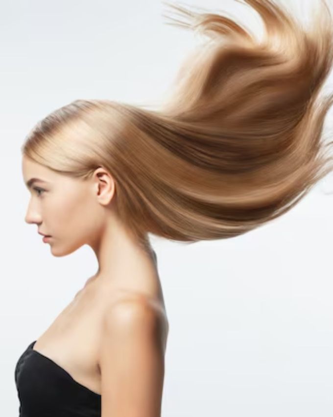 <strong>અઠવાડિયામાં બે થી ત્રણ વાર વાળ ધોવા :</strong> જો તમારે ડેન્ડ્રફથી છુટકારો મેળવવો હોય તો તમારે અઠવાડિયામાં ઓછામાં ઓછા બેથી ત્રણ વાર તમારા વાળ ધોવા જોઈએ. આમ કરવાથી તમારા સ્કેલ્પમાં કુદરતી તેલ જળવાઈ રહે છે. તમારા વાળ ધોવા માટે, એક શેમ્પૂ પસંદ કરો જેમાં રસાયણો ન હોય.