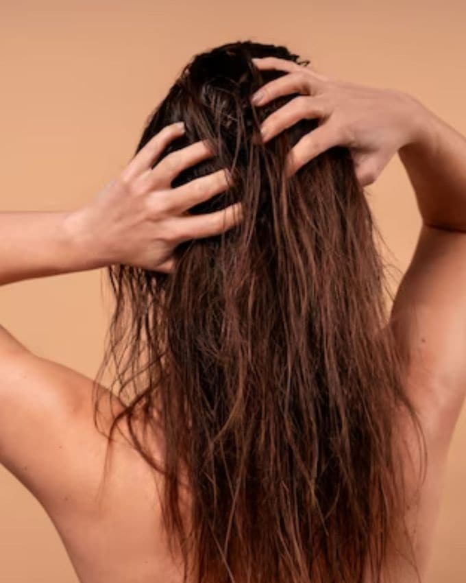 <strong>ડુંગળી માસ્ક </strong>: જો તમે ડેન્ડ્રફથી છુટકારો મેળવવા માંગો છો, તો તમારે તમારા માથાની ચામડી પર ડુંગળીના માસ્કનો ઉપયોગ કરવો જોઈએ. તમને તેમાં એન્ટિફંગલ અને એન્ટિમાઇક્રોબાયલ ગુણો જોવા મળે છે.