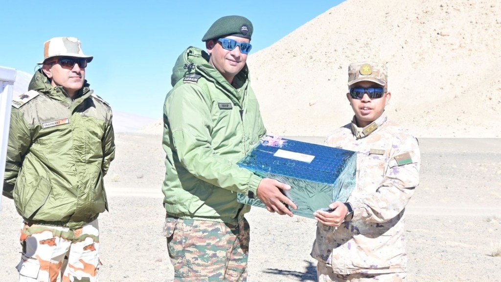 ભારત-ચીન બોર્ડર પર પાછળ હટી સેનાઓ, હવે પેટ્રોલિંગ થશે શરુ, દિવાળી પર એકબીજાના મોં મીઠા કરાવ્યા