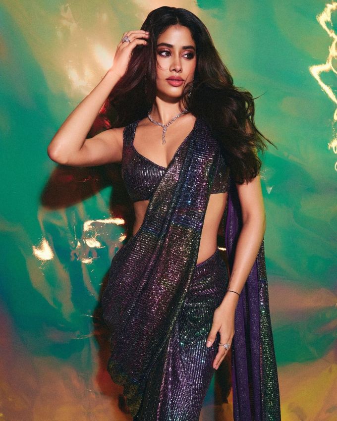 <strong>જાન્હવી કપૂર</strong> : જાન્હવી કપૂર દરેકને હોલોગ્રાફિક સાડીમાં દેખાઈ હતી જેમાં ઇલેક્ટ્રિક પર્પલ બેઝનો લુક સંપૂર્ણપણે ગ્લેમરસ હતો, તેણે સિંગલ-ટોન સિલુએટને સાઈડ પર કરી દીધી હતી.  એકટ્રેસ જાન્હવી કપૂર આ લુકમાં ખરેખર  એલિગન્ટ લાગતી હતી.