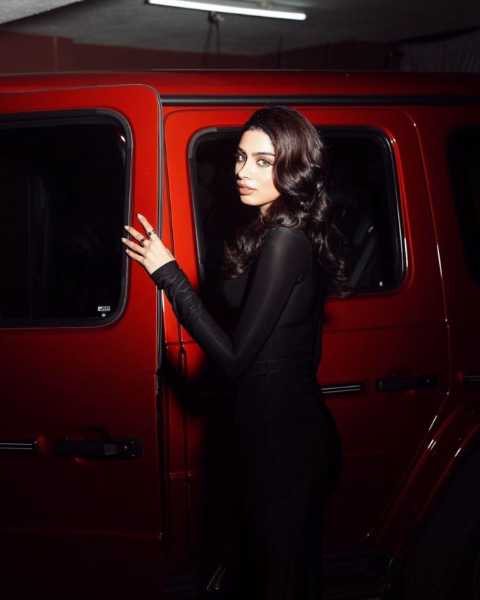 <strong>ખુશી કપૂર આઉટિફટ</strong> : <a href="https://gujarati.indianexpress.com/about/khushi-kapoor/" data-type="URL" data-id="https://gujarati.indianexpress.com/about/khushi-kapoor/">ખુશી કપૂર </a>એ ફ્લોર-લેન્થ ગાઉન પહેરીને ઇવેન્ટમાં હાજરી આપી હતી. ડીપ યુ શેપની  નેકલાઇનએ એસેમ્બલને એક પાવરફુલ ધાર આપી છે, જ્યારે લોન્ગ સ્લીવ્ઝ ગાઉનને ઉત્તમ ટચ આપે છે.