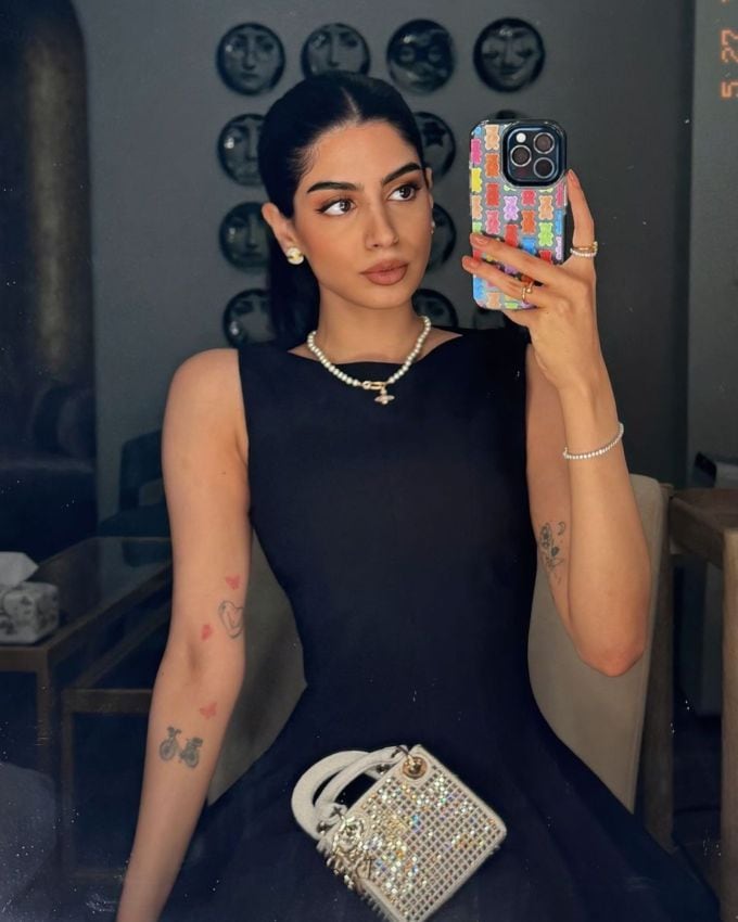 <strong>ખુશી કપૂર </strong> : જાન્હવી કપૂરની બહેન ખુશી કપૂરએ તાજતેરમાં અદભૂત બ્લેક ડ્રેસમાં ફોટો શૂટ કરાવ્યું હતું જેના ફોટોઝ તેણે તેના ઇન્સ્ટાગ્રામ પર પોસ્ટ કર્યા હતા. તે સ્ટાર-સ્ટડેડ ઇવેન્ટમાં જવા માટે બહાર નીકળી હતી ત્યારે તે તેણે ફરી સાબિત કર્યું કે તેની <a href="https://gujarati.indianexpress.com/about/fashion/" data-type="URL" data-id="https://gujarati.indianexpress.com/about/fashion/">ફેશન</a> સેન્સ અદભુત છે.