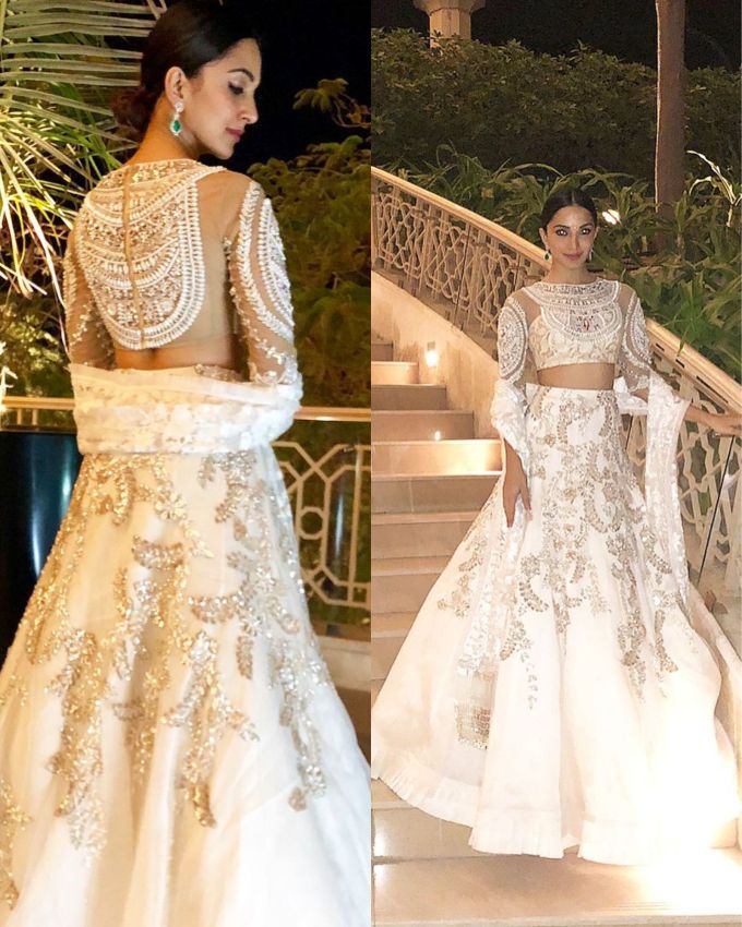 <strong>કિયારા અડવાણી વાઈટ લહેંગા (Kiara Advani White Lehenga) :</strong><a href="https://gujarati.indianexpress.com/about/kiara-advani/" data-type="URL" data-id="https://gujarati.indianexpress.com/about/kiara-advani/"> કિયારા અડવાણી</a>એ આ વાઈટ લોન્ગ નેટ લહેંગા આઉટફિટમાં સિલ્વર અને ગોલ્ડ ભરતકામ દેખાઈ છે, જેમાં ડિટેલિંગ વર્ક સાથે ફ્લોરલ ડિઝાઇન છે, નેટ ફેબ્રિકના બ્લાઉઝમાં ડીટેલ ડિઝાઇન છે જેમાં એકટ્રેસે લોન્ગ ગ્રીન ડાયમન્ડ વાળી ઈયરિંગ્સ પસંદ કરી છે અને લાઈટ સ્મૂથ મેકઅપ સાથે લુક કમ્પ્લીટ કર્યો છે.