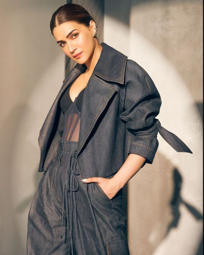  એકટ્રેસે આ લુકમાં લાઈટ મેકઅપ અને જવેલરીમાં માત્ર નાની ઈયરિંગ્સ પહેરી છે, અને હેર બન સાથે હેરસ્ટાઇલ લુક કંપ્લીટ કર્યો છે. જેમાં તે એક ફોટોમાં ગોગલ્સ સાથે લુકને વધુ સ્ટાઈલિશ ટચ આપી છે.