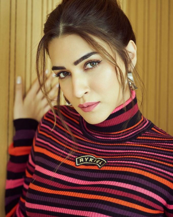  તાજતેરમાં વિન્ટર લુકમાં જોવા મળી હતી, તેના 2 અલગ અલગ વિન્ટર આઉટફિટ લુકમાં ફોટોઝ સોશિયલ મીડિયા પર શેર કર્યા છે, જેમાં એકમાં એકટ્રેસ બ્લેક બ્લેઝરમાં અને બીજી લોન્ગ સ્લીવ ટર્ટલ નેક મલ્ટીકલર લાઇનિંગ વાળી ટી શર્ટ પહેરી છે.