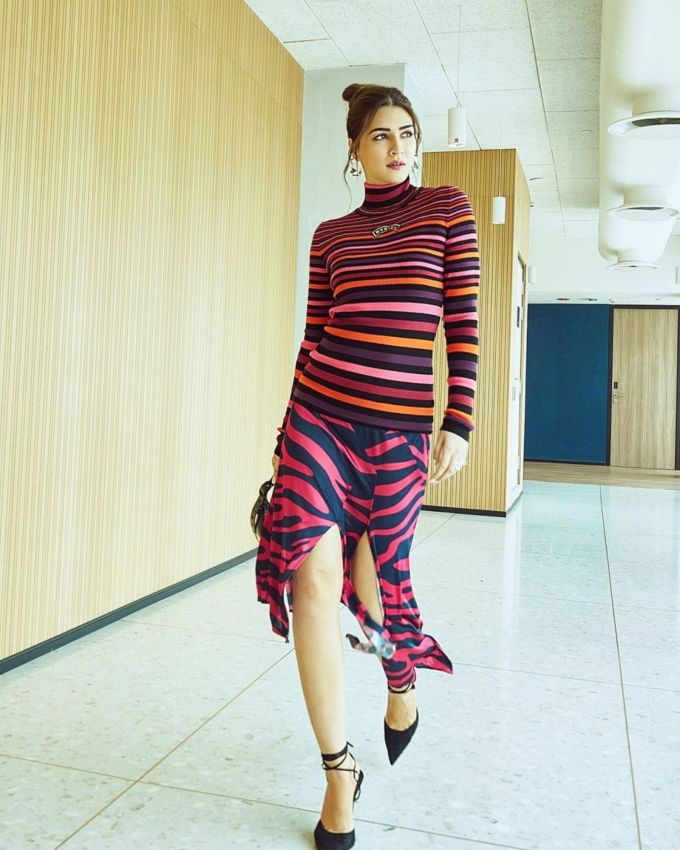 એકટ્રેસે વિન્ટર લુકમાં લાઈટ નેચરલ મેકઅપ કર્યો છે, જેમાં તેણે ટી શર્ટને મેચિંગ મરૂન શેડની લિપસ્ટિક કરી છે, આંખોમાં તેણે પાતળી આઈ લાઈનર સાથે લુક કંપ્લીટ કર્યો છે.