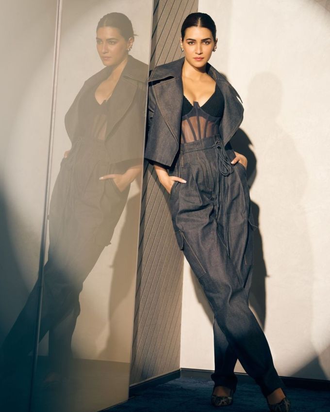 <a href="https://gujarati.indianexpress.com/about/kriti-sanon/" data-type="URL" data-id="https://gujarati.indianexpress.com/about/kriti-sanon/">કૃતિ સેનન </a>બોલીવુડનું જાણીતી એકટ્રેસ છે તેણે હિટ ફિલ્મો આપી છે, પરંતુ તે ન માટે પોતાની એકટિંગ માટે પણ ફેશન સ્ટાઇલને લઇ પણ ચર્ચમાં રહે છે, તેના તાજતેરના શેર કરેલ ફોટોઝ એ વાતના સાક્ષી છે.